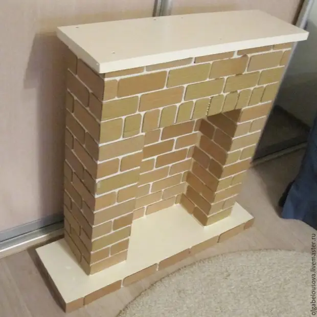 Maling fireplace na may brickwork imitasyon