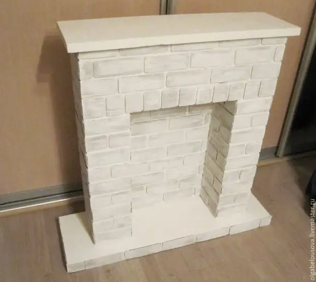 Maling fireplace na may brickwork imitasyon.