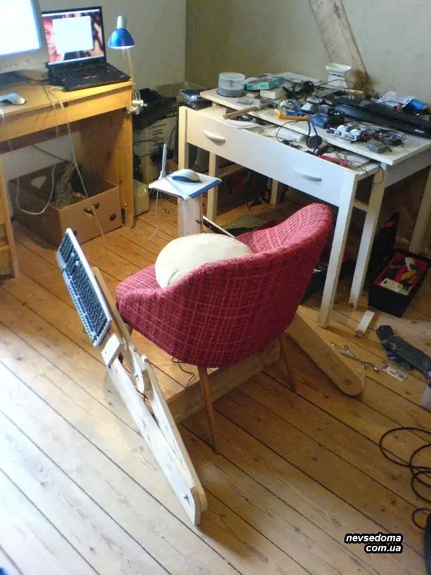 Naminė kompiuterinė kėdė tingiems žmonėms (11 nuotraukų)