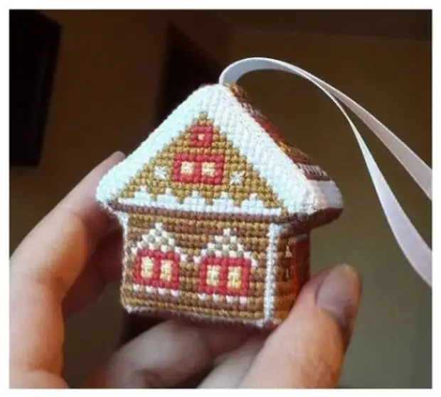 Weihnachtsbaumspielzeug - ein gesticktes Kreuzhaus. Wunder auf meiner Handfläche!