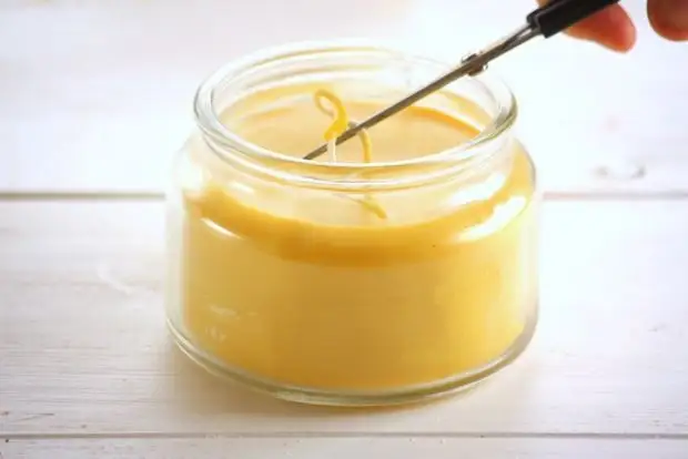 Jak zrobić prostą świecę z wosku