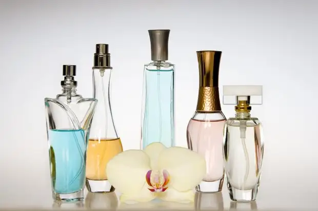 Hoidke parfüümid paremale