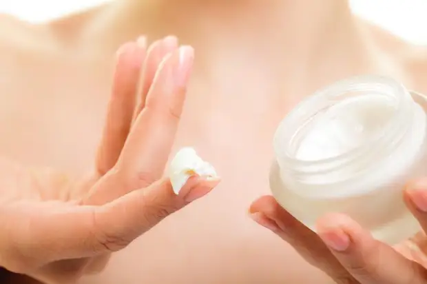 Usar cosméticos en un crema basado en crema