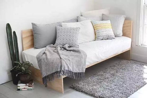 Stylike sofa fan plywood (dy't jo dogge yn 1 dei)