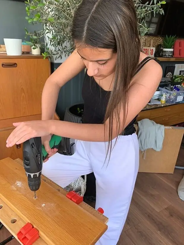 Ibu mengizinkan seorang putri berusia 12 tahun untuk membuat perbaikan di rumah - dan kagum hasilnya