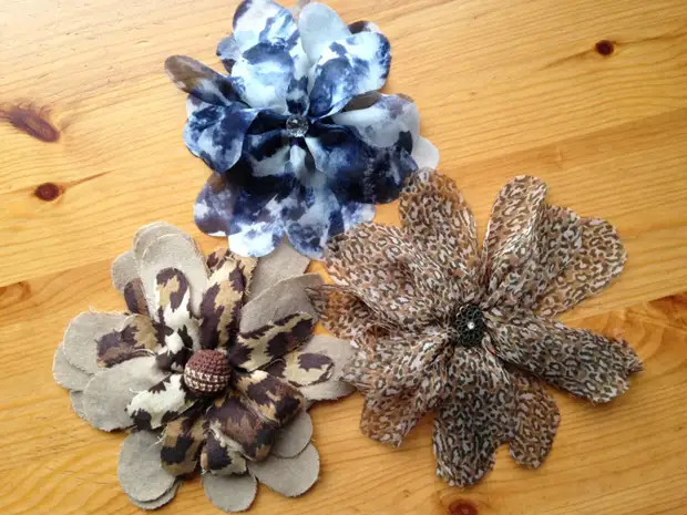 How to make a flower from the fabric: a very simple way