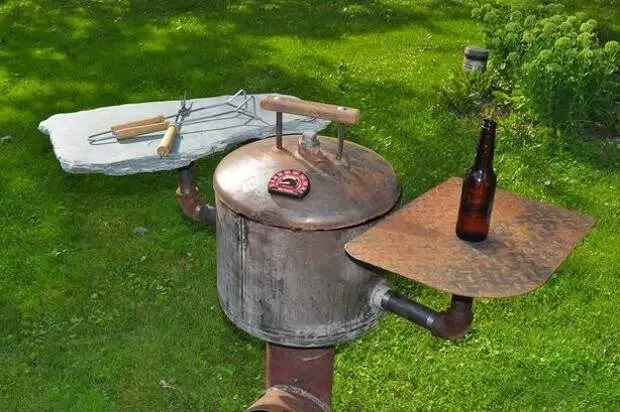 This homemade grill is just perfect for picnics in nature