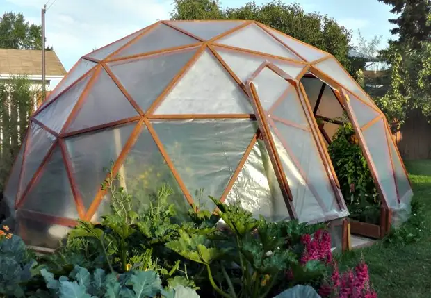 Greenhouses da za a iya yi tare da nasu hannayensu daga kayan araha.