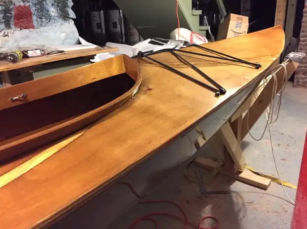 Lelaki ini membina kayak kayu dengan kayaknya sendiri, melakukannya sendiri
