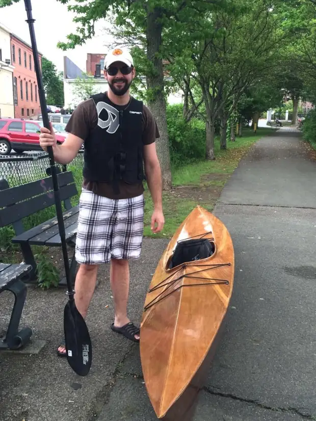 This guy built a wooden kayak with his own kayak, do it yourself