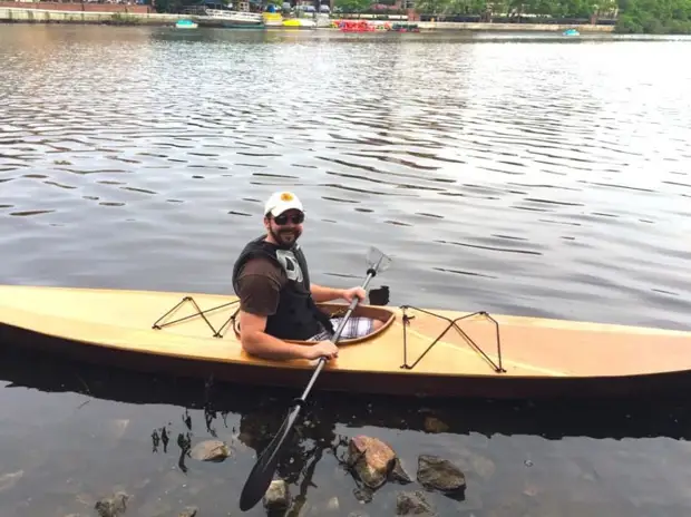 ผู้ชายคนนี้สร้างเรือคายัคไม้ด้วยเรือคายัคของตัวเองทำด้วยตัวเอง