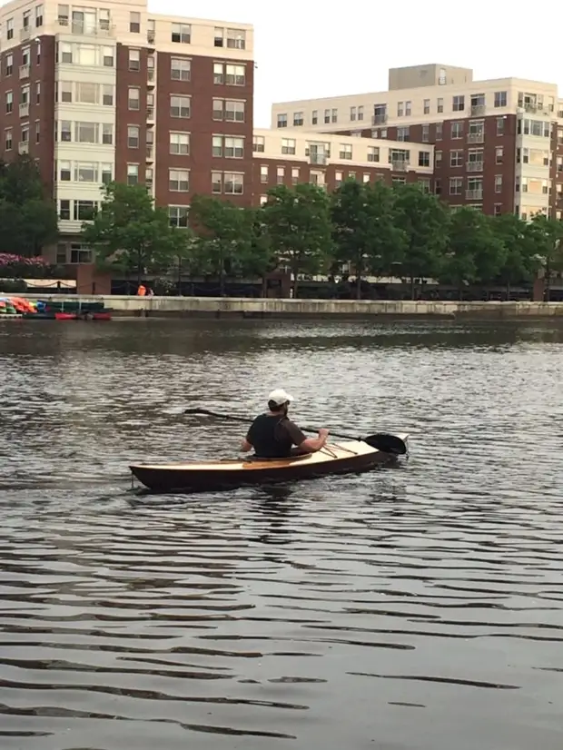 Lelaki ini membina kayak kayu dengan kayaknya sendiri, melakukannya sendiri