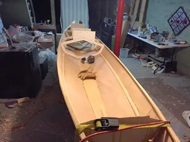 This guy built a wooden kayak with his own kayak, do it yourself