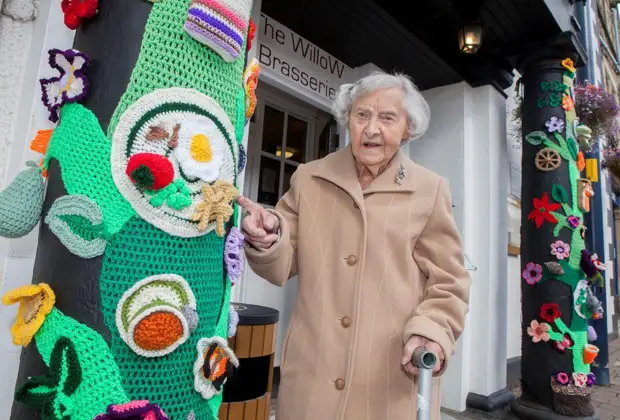 Esta maravillosa anciana de 104 años llamada Grace Brett se unen cosas increíbles, que luego decoran las calles en su ciudad.