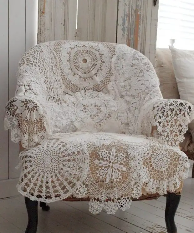 Ny seza vintage voasarona amin'ny crochet doilies