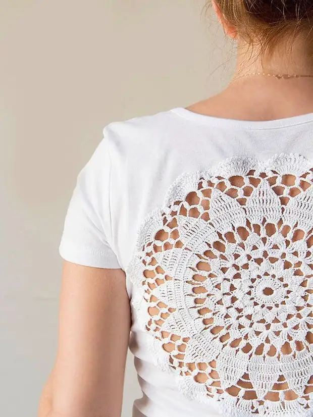 Vit t-shirt med doily tillbaka