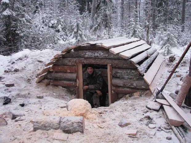 Budynek zima w ciągu 20 dni w śnieżnym lesie