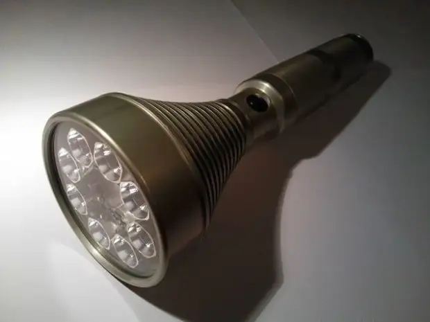Винахідник створив світлодіодний ліхтар зі світловим потоком в 18000 люмен