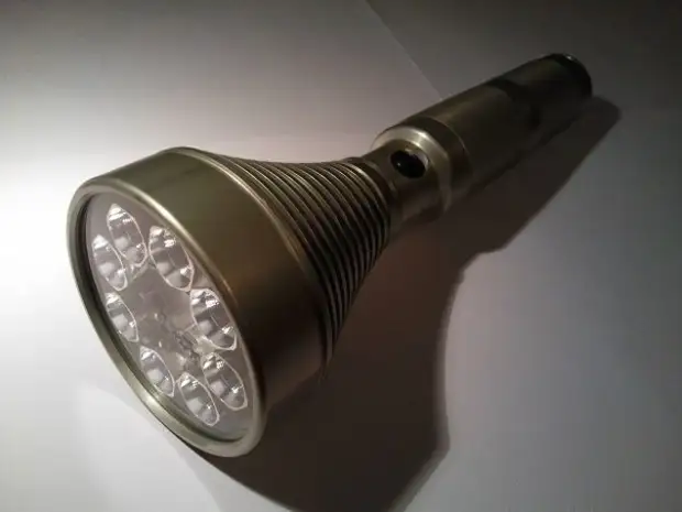 გამომგონებელმა შექმნა LED Flashlight 18,000 lumens სინათლის ნაკადით