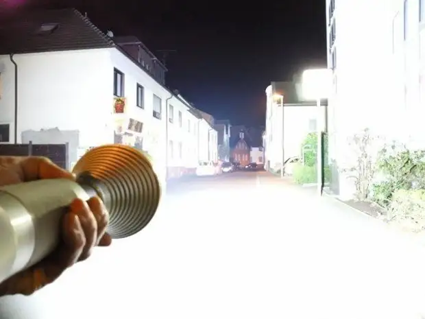 Inventatorul a creat o lanternă LED cu un flux de lumină în 18.000 lumeni