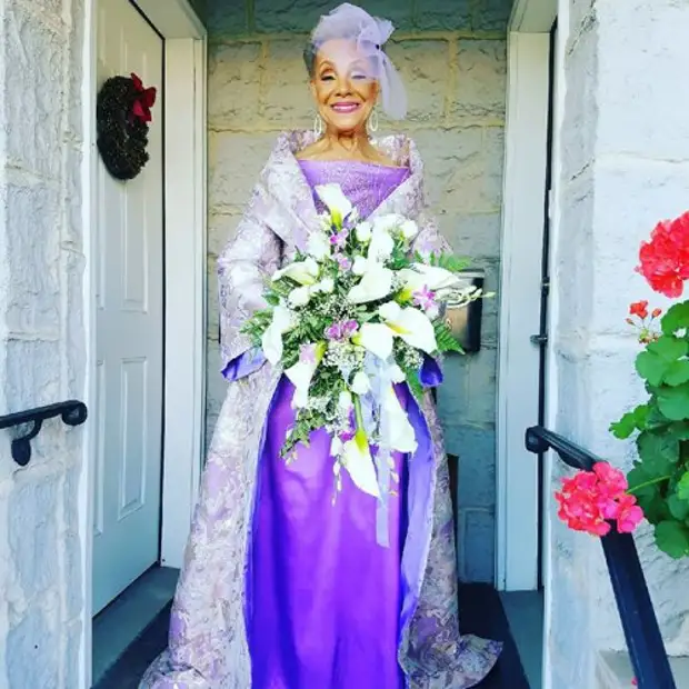 La sposa di 86 anni è stata sposata in un abito mozzafiato del proprio design