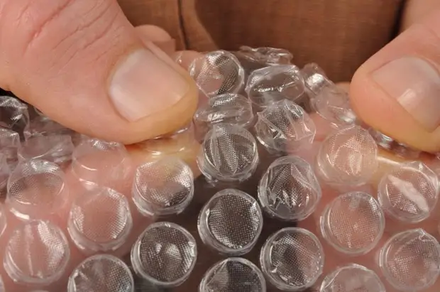 Bi berjewendiyê re belav bikin: 11 Bikaranîna nediyar ya fîlimê Bubble