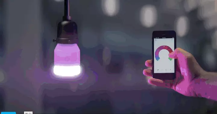 Bola lampu warna-warni dengan smartphone