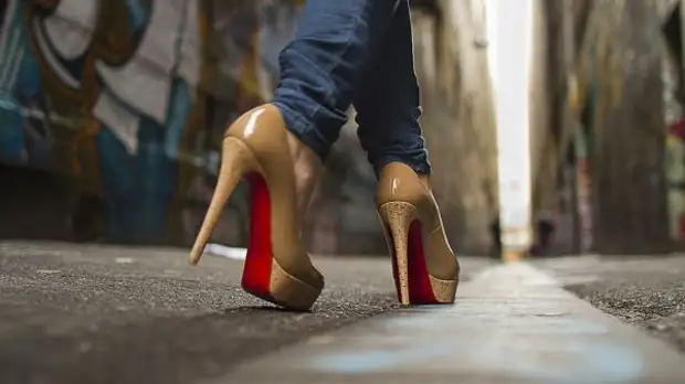 Wie ohne Schmerz, die den ganzen Tag High Heels tragen? Empfang von dem obersten Modell