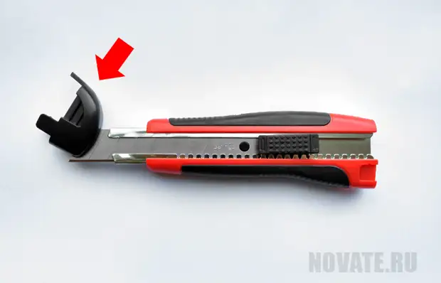 如何用背面蓋上的狹縫定義文具刀的固定刀片。