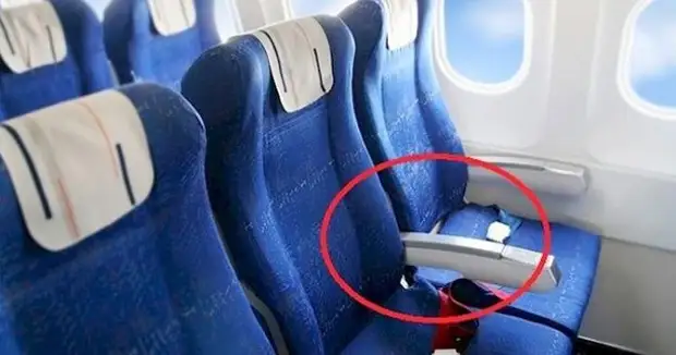 A stewardess kimutatta a rejtélyt, hogyan kell több helyet venni a gépen. Ragyogóan!