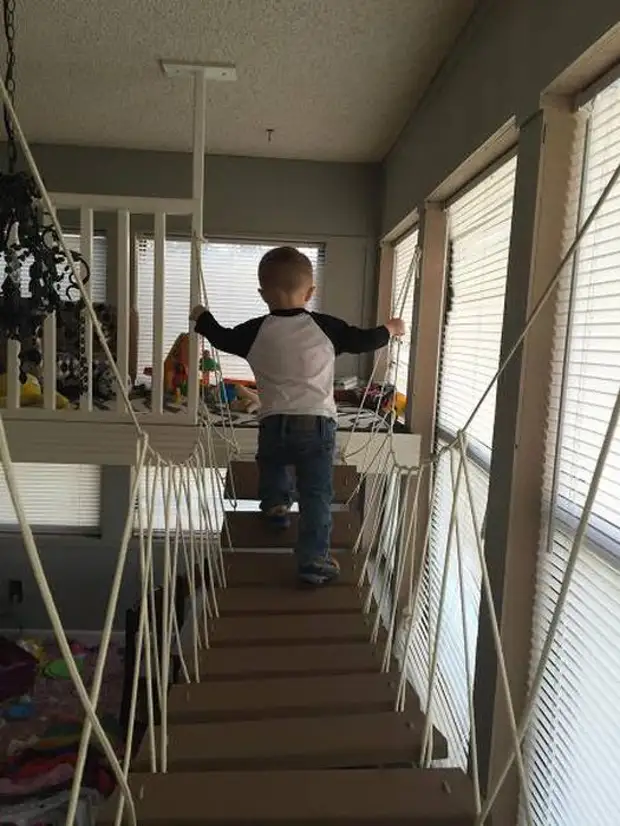 Père réfléchi et aimant construit une petite maison pour enfants à l'intérieur de la pièce