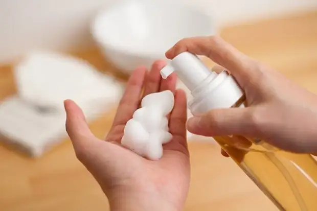 Come fare una schiuma di sapone da un sapone completamente ordinario