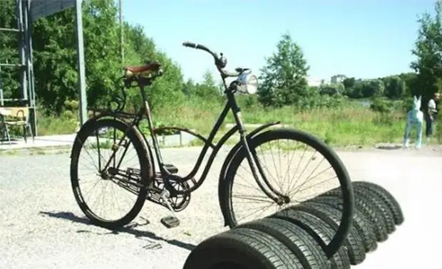 Another option of unusual use of tires is cycling equipment. If your family has avid cyclists or this type of transport is convenient for traveling around the terrain, make parking from auto strokes.