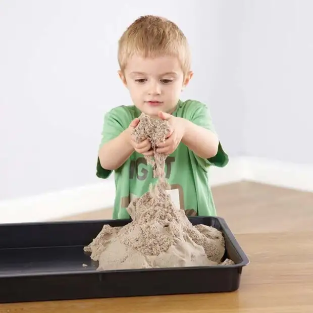 Le sable cinétique pour enfants peut être fait avec leurs propres mains