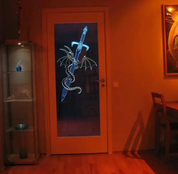 Porta interior con grabado e retroiluminación LED coas súas propias mans