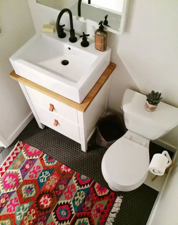 Bright rug in the interior of the bathroom.