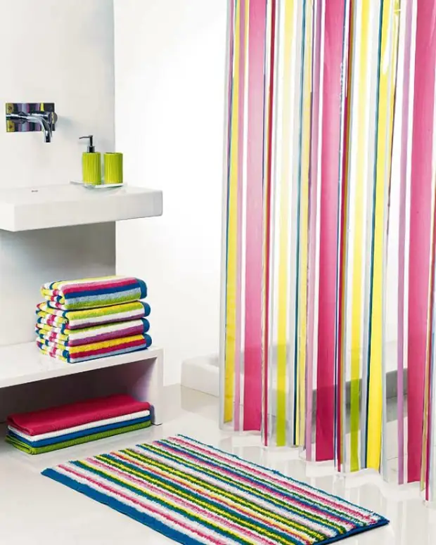 Bright textiles in the interior of the bathroom.