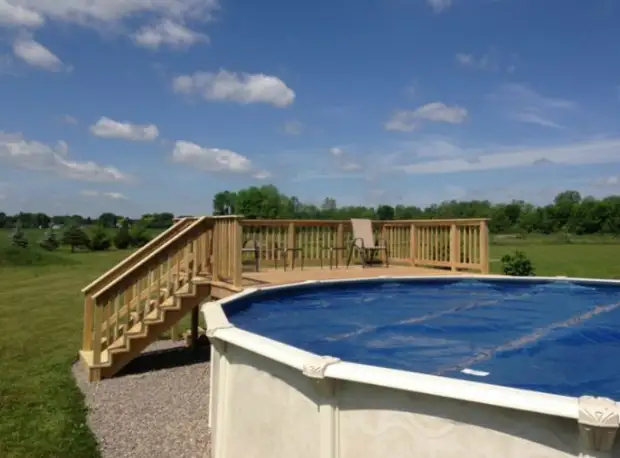 Piscina en el país con tus propias manos.