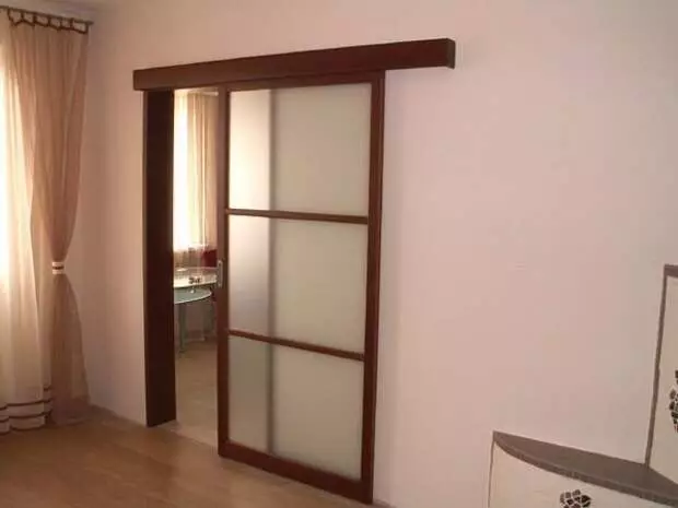 Puerta deslizante de una habitación con sus propias manos.