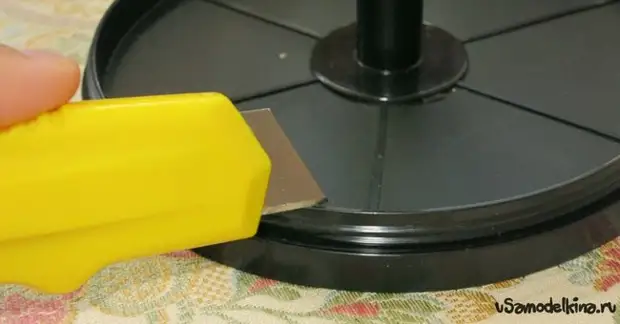 Špetracujúci stojan na tabletu z kontajnera pre disky