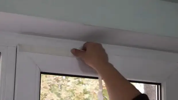 Ned med loftet tages! Se på, hvor nemt det er at hænge gardiner uden at bruge en boremaskine