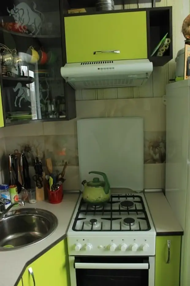 一个小角厨房的修理和设计5平方米。