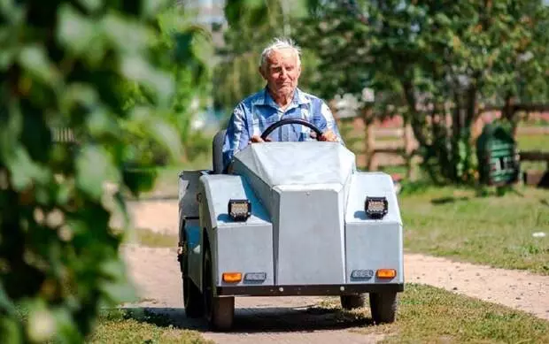 Vitrysslands pensionär utformade en elbil