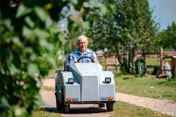 Pensionisti Belarusian ka hartuar një makinë elektrike
