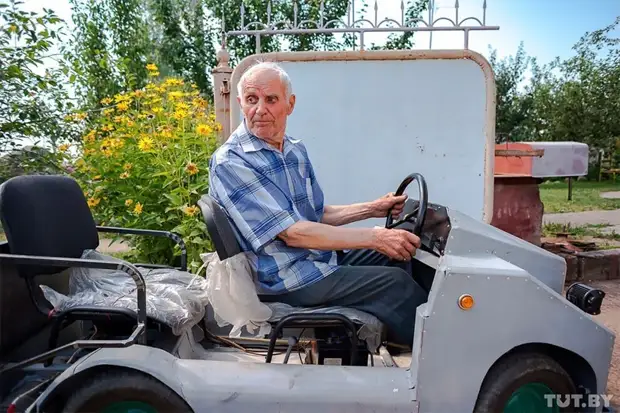 Pensionisti Belarusian ka hartuar një makinë elektrike