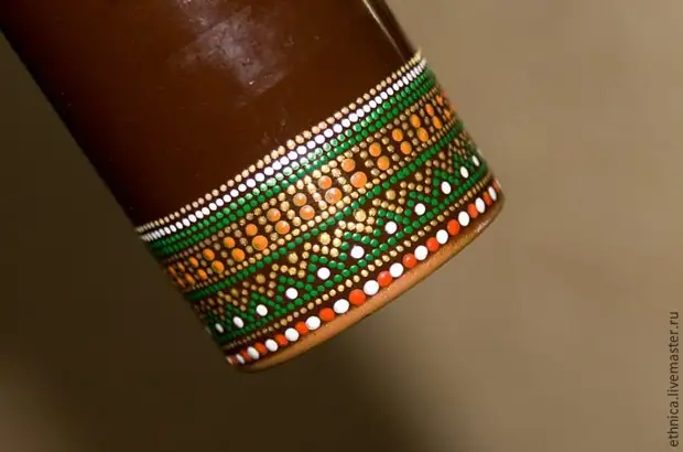 Botella de pintura en estilo africano.