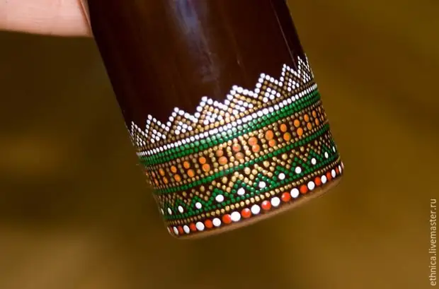 Botella de pintura en estilo africano.