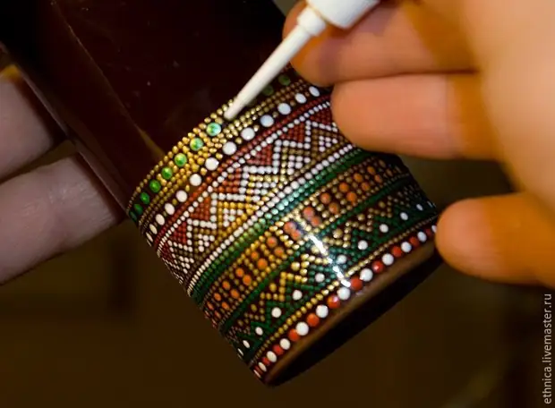 Botella de pintura en estilo africano.