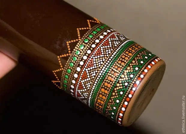 Botella de pintura en estilo africano.