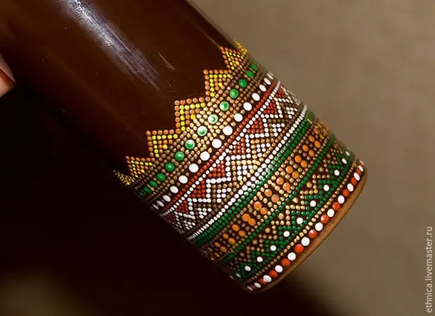 Botella de pintura en estilo africano.